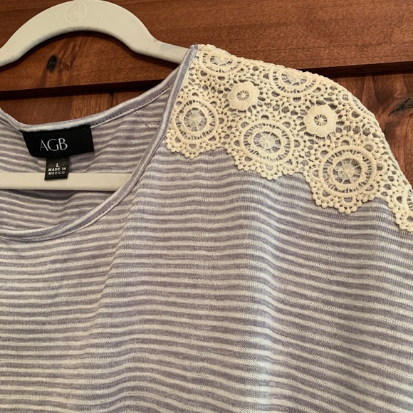 Cute striped T with lace aplique and cinched sides - Picture 3 of 3